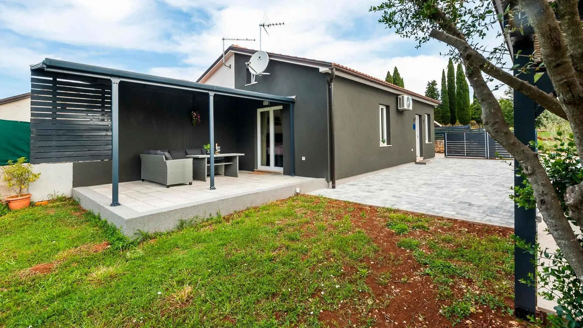 רוביני Holiday House Sandi 0*,